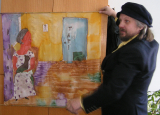 Aili Pikkof ja Jaanus Ermann oma siidimaali ja maalitud keraamikaga Valgu raamatukogus 6. märtsil 2012